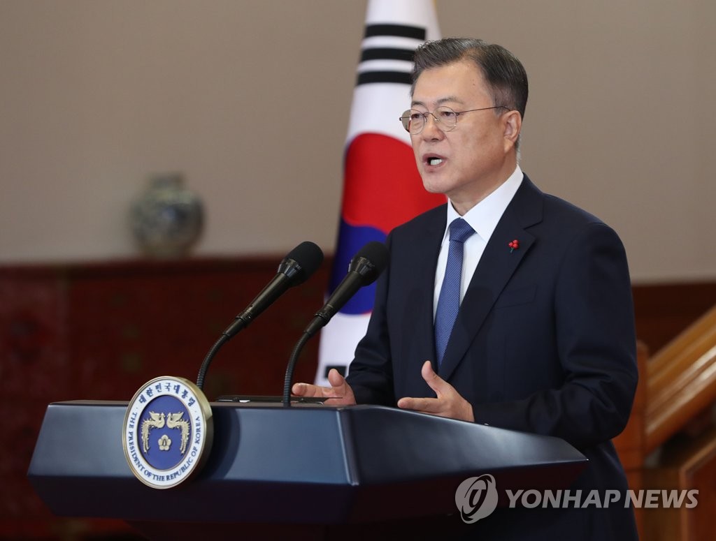 방역진과 의료진에 감사 표하는 문재인 대통령