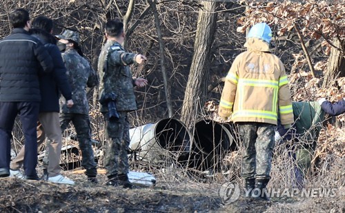 추락 전투기 잔해 조사하는 군 관계자