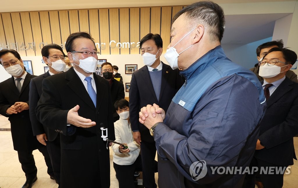 이차전지 생산현장 찾은 김부겸 총리