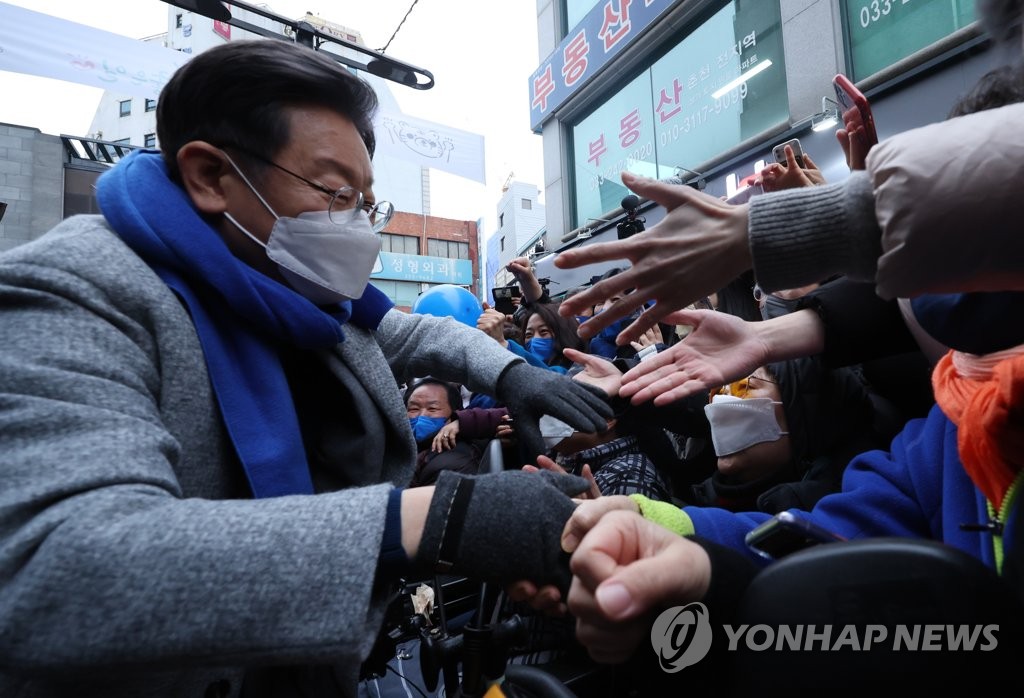 Lee Jae-myung, the presidential nominee of the Democratic Party, greets citizens in Chuncheon, Gangwon Province, on Jan. 15, 2022. (Yonhap)
