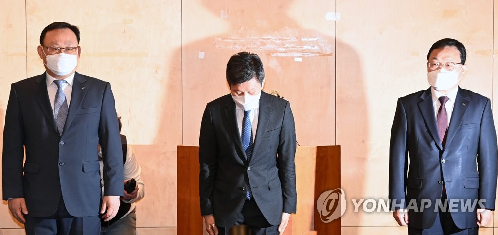 HDC Hyundai Development Co. Chairman Chung Mong-gyu (C) bows in apology at a press conference at its headquarters in Seoul's central district of Yongsan on Jan. 17, 2022, over the partial collapse of an apartment building in the southwestern city of Gwangju days earlier. One worker was found dead and five others remain missing. (Yonhap)