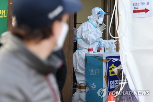 주말 효과도 없어진 신규확진, 다시 바빠진 선별진료소