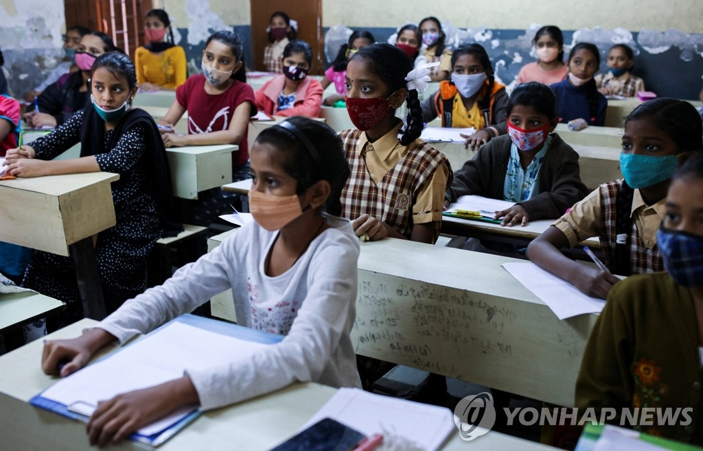 코로나 감소세에 등교수업 재개한 인도 뭄바이