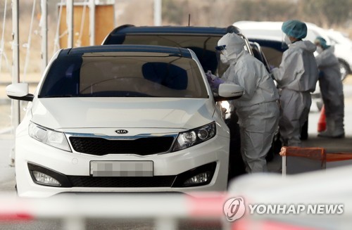 분주한 인천 드라이브 스루 선별검사소