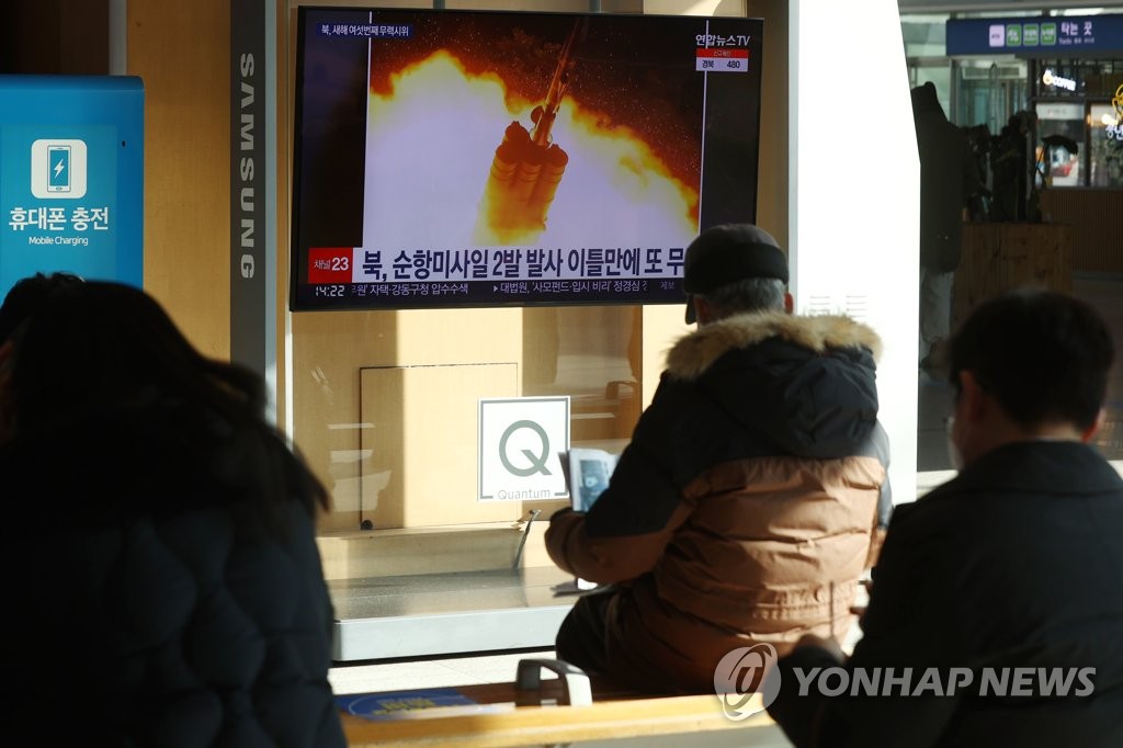 People watch news of North Korea's missile launch at Seoul Station on Jan. 27, 2021. (Yonhap)