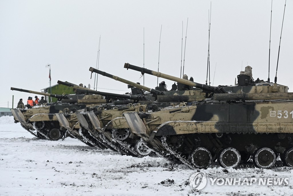 우크라 접경지역에 배치된 러시아군 장갑차