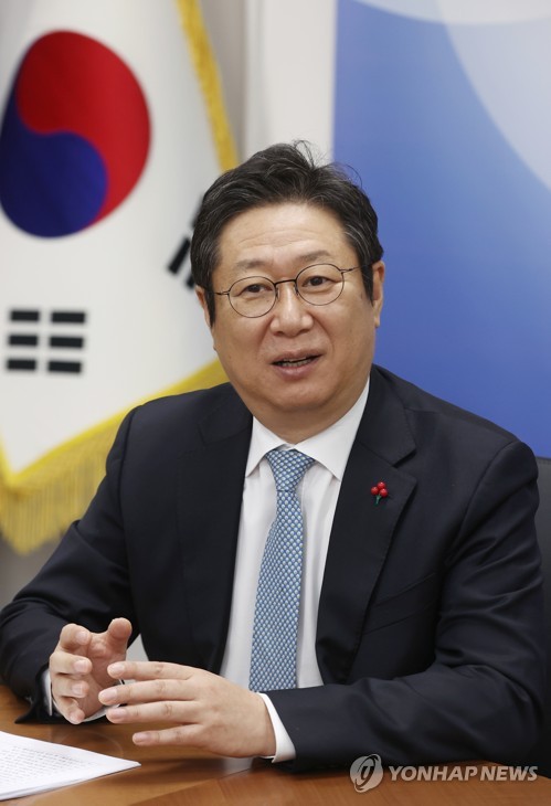 인터뷰하는 황희 문체부 장관