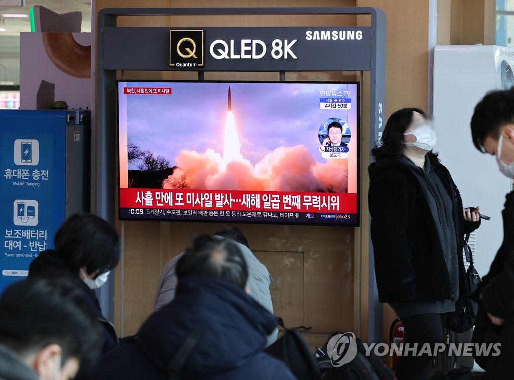 In this file photo, a news report on North Korea's launch of an intermediate-range ballistic missile is aired on a television at Seoul Station on Jan. 30, 2022. South Korea's military said the missile flew about 800 kilometers at a top altitude of 2,000 km. (Yonhap)