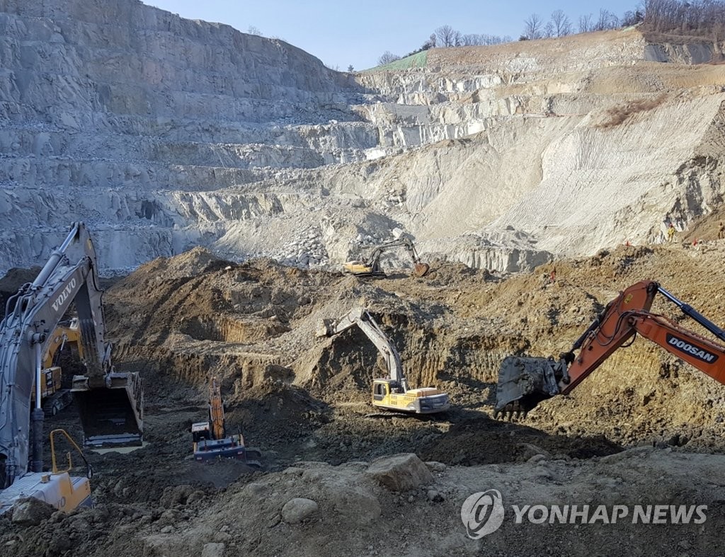 This photo, provided by a fire department in Gyeonggi Province, shows rescue operations to find a worker buried in a landslide in a quarry in Yangju, Gyeonggi Province, on Jan. 31, 2022. (PHOTO NOT FOR SALE) (Yonhap)
