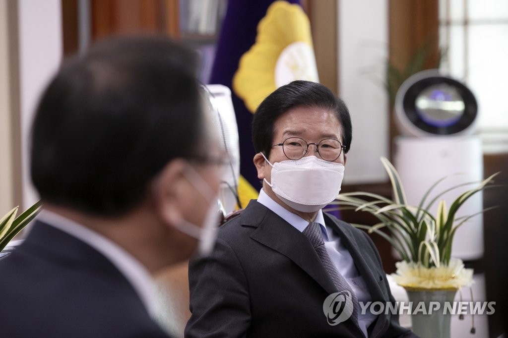 김부겸 국무총리와 대화하는 박병석 국회의장