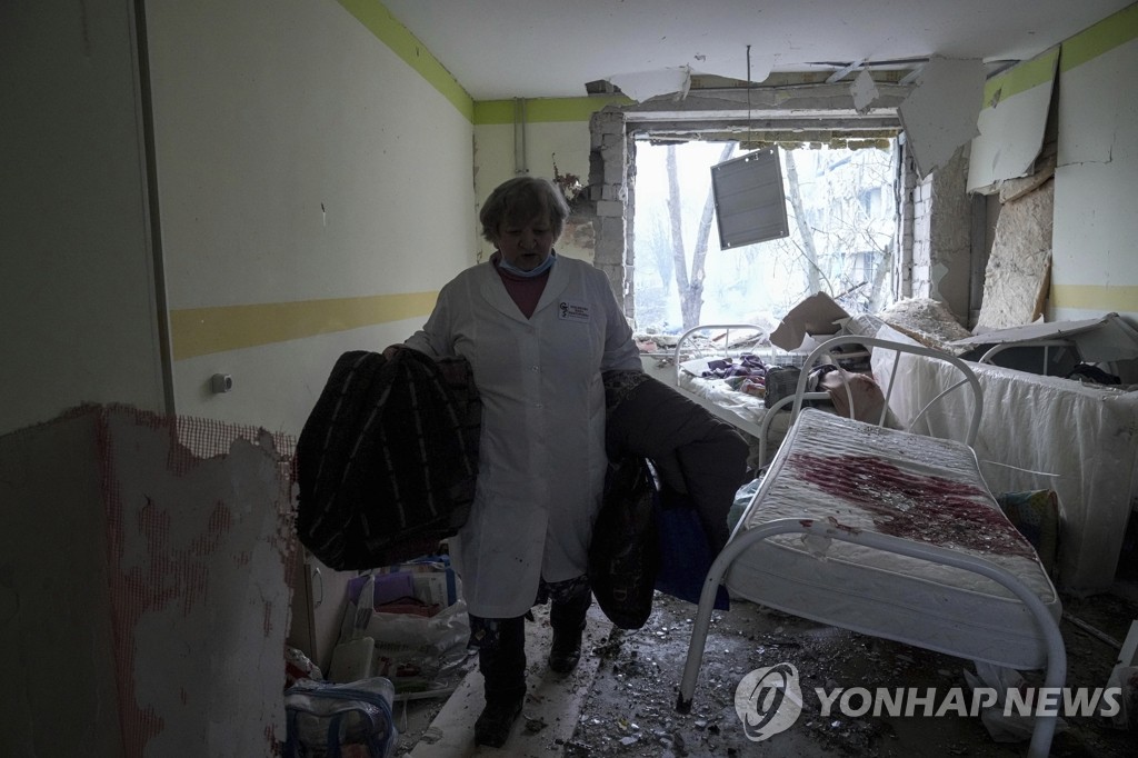 러군 폭격에 박살 난 우크라 마리우폴 산부인과 병원