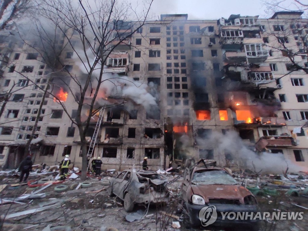 러군 무차별 공습에 불길 치솟는 우크라 수도권 아파트