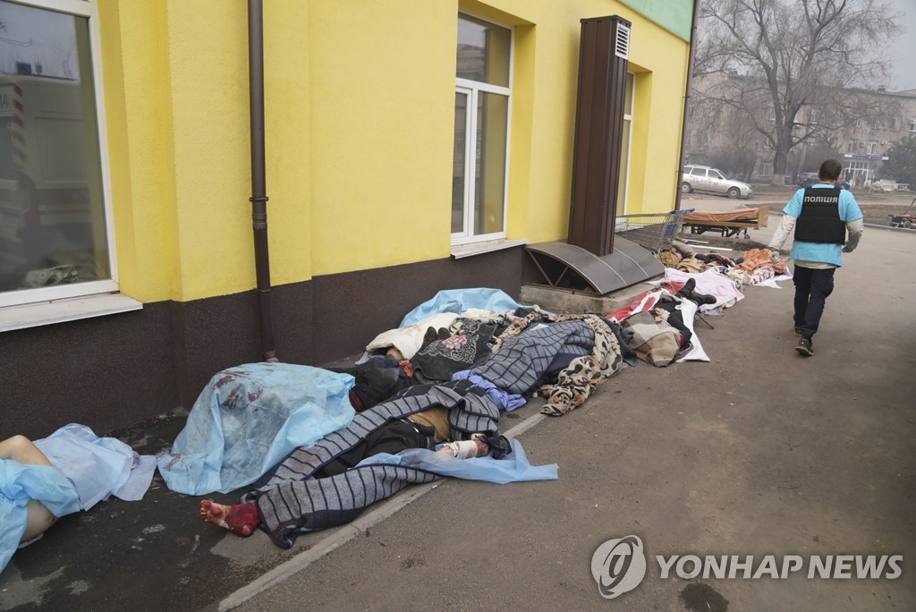 병원 밖에 방치된 '러군 포격' 희생 우크라이나인 시신