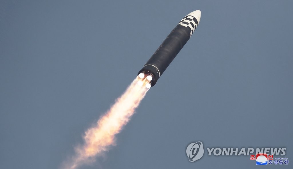 La Corée du Nord a lancé un nouveau missile balistique intercontinental (ICBM), Hwasong-17, le jeudi 24 mars 2022, a rapporté le lendemain l'Agence centrale de presse nord-coréenne (KCNA). (Utilisation en Corée du Sud uniquement et redistribution interdite)