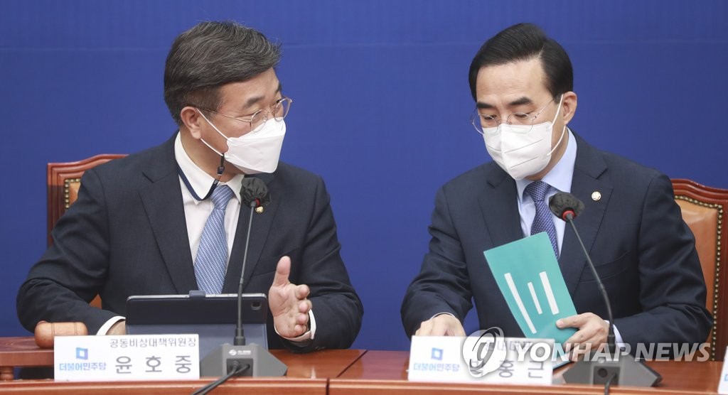 대화하는 윤호중과 박홍근