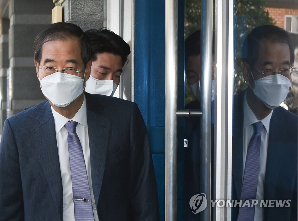 Han Duck-soo, nominated as prime minister for President-elect Yoon Suk-yeol's incoming government, enters the Seoul office for Yoon's transition team for the announcement of his nomination on April 3, 2022. (Pool photo) (Yonhap)