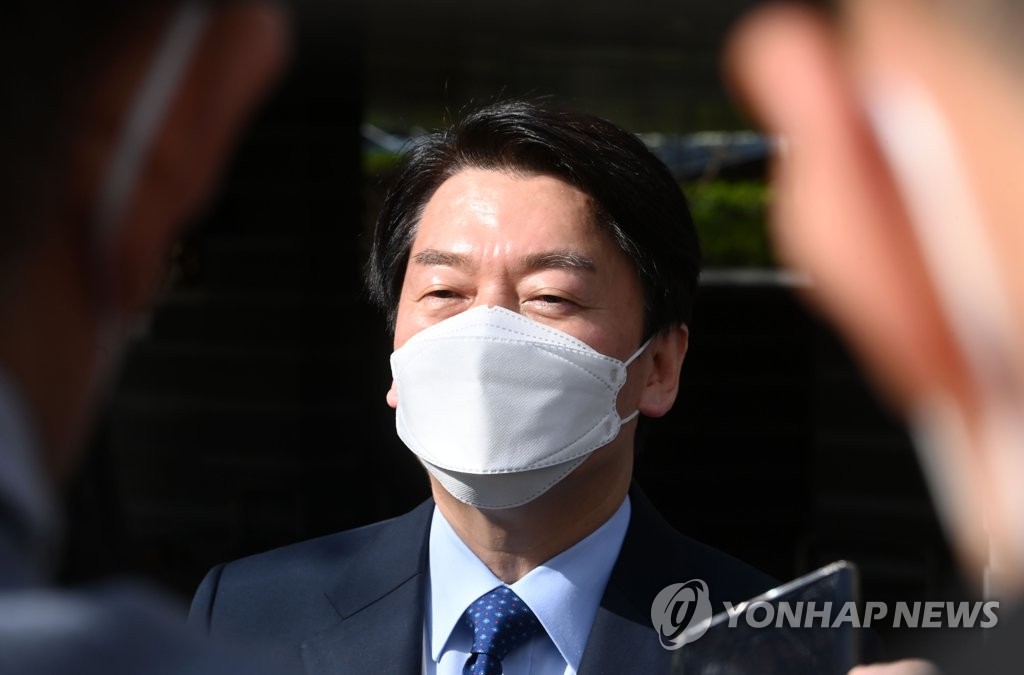 Transition team Chairman Ahn Cheol-soo speaks to reporters on April 7, 2022. (Pool photo) (Yonhap)