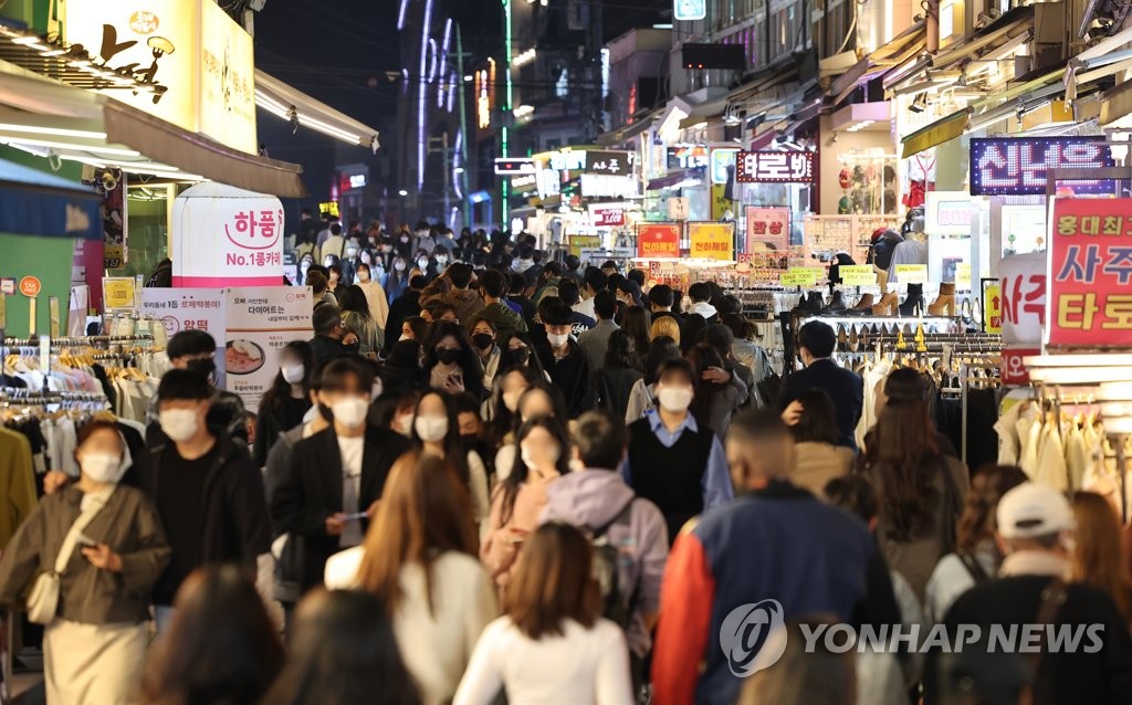 Hongdae, a popular hangout in western Seoul, is crowded with people on April 8, 2022, as South Korea is set to relax most COVID-19 restrictions amid a downtrend in infection cases. (Yonhap)
