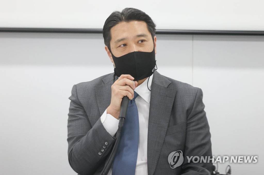 인사말하는 전인건 간송미술관장