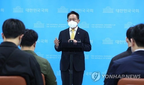 답변하는 배진교 원내대표