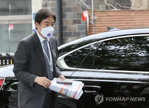 출근하는 이용호 인수위 정무사법행정분과 간사