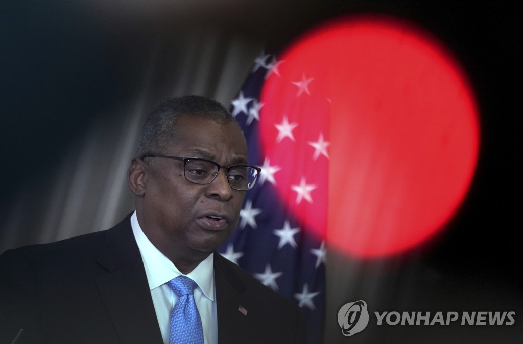 '우크라 방어 회의' 기자회견하는 미 국방장관