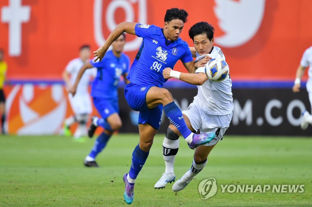 In this photo provided by the Asian Football Confederation (AFC), Choi Jung-wo of Jeonnam Dragons (R) battles Ikhsan Fandi of BG Pathum United for the ball during the clubs' Group G match at the AFC Champions League at Pathum Thani Stadium in Pathum Thani, Thailand, on April 30, 2022. (PHOTO NOT FOR SALE) (Yonhap)