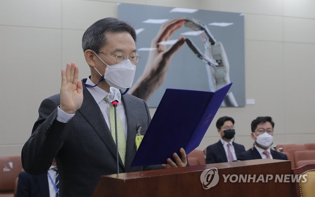 선서하는 이종호 후보자