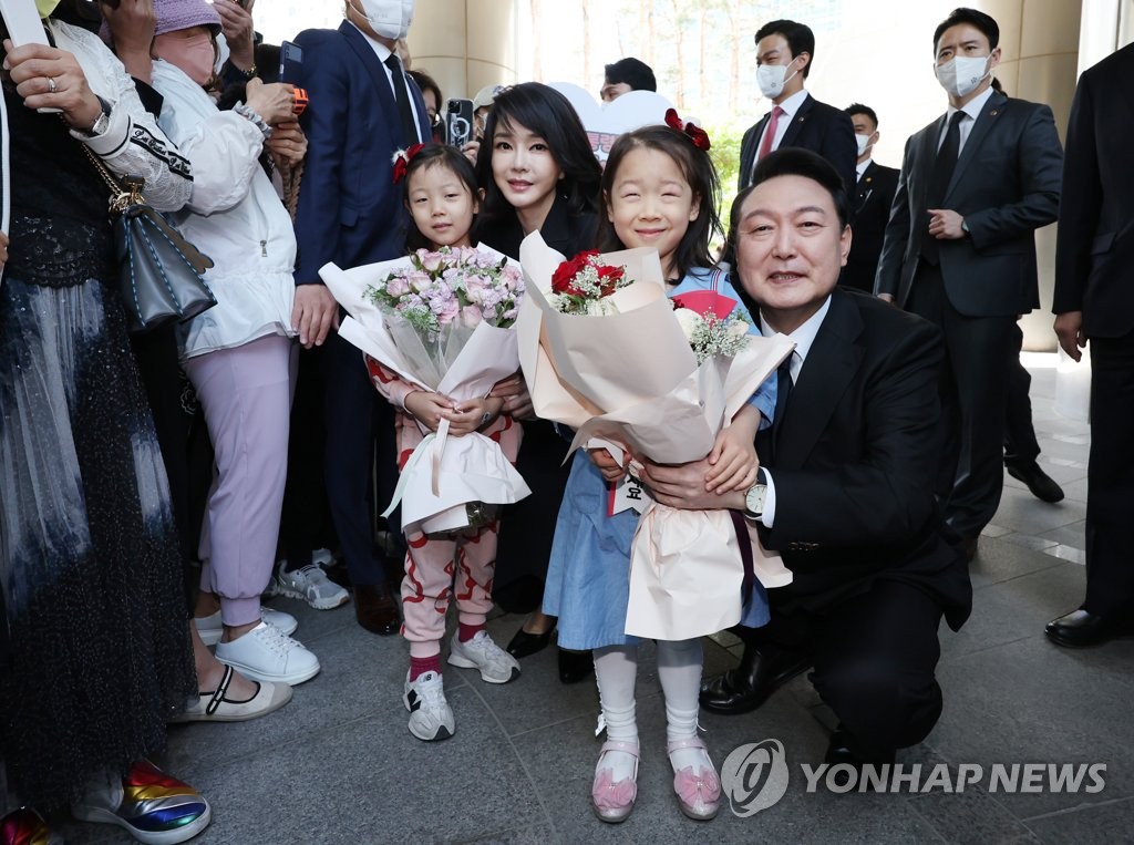 꽃다발 선물 받은 윤석열 대통령