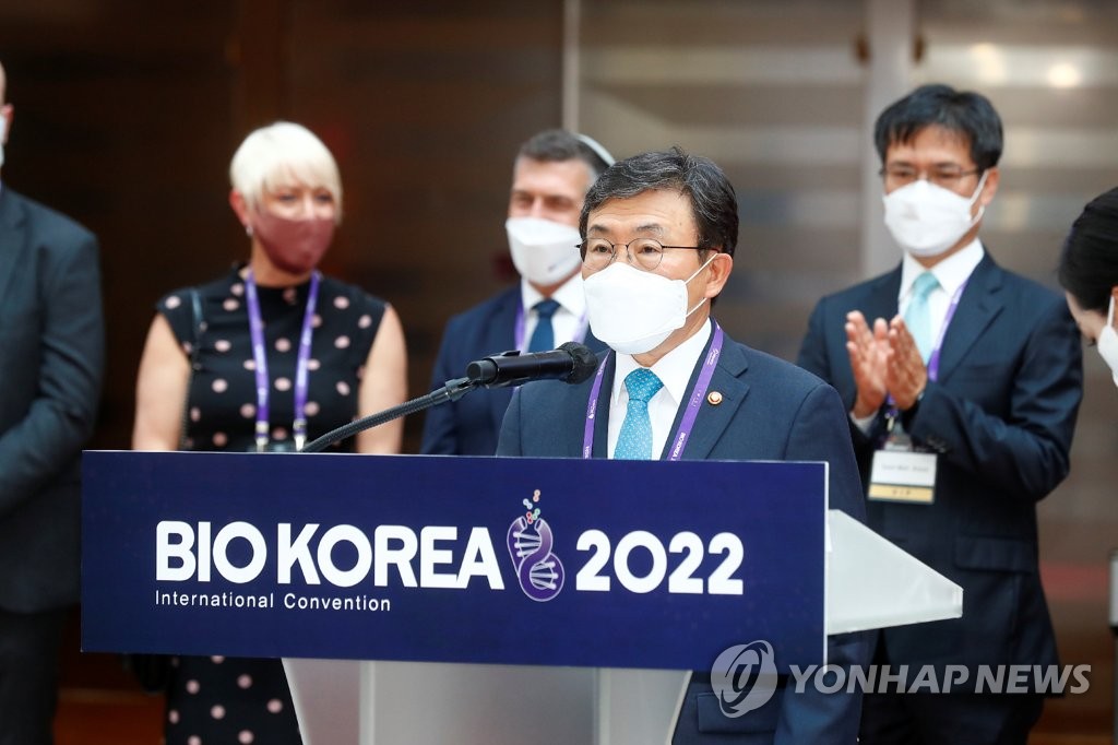 '바이오 코리아 2022'서 축사하는 권덕철 장관