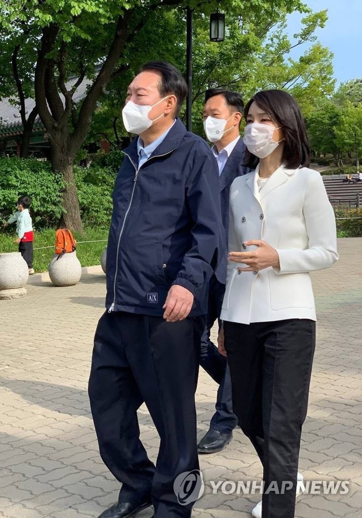 남산골 한옥마을 산책하는 윤석열 대통령 내외