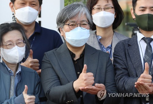 마지막 인사 나누는 정은경 질병관리청장