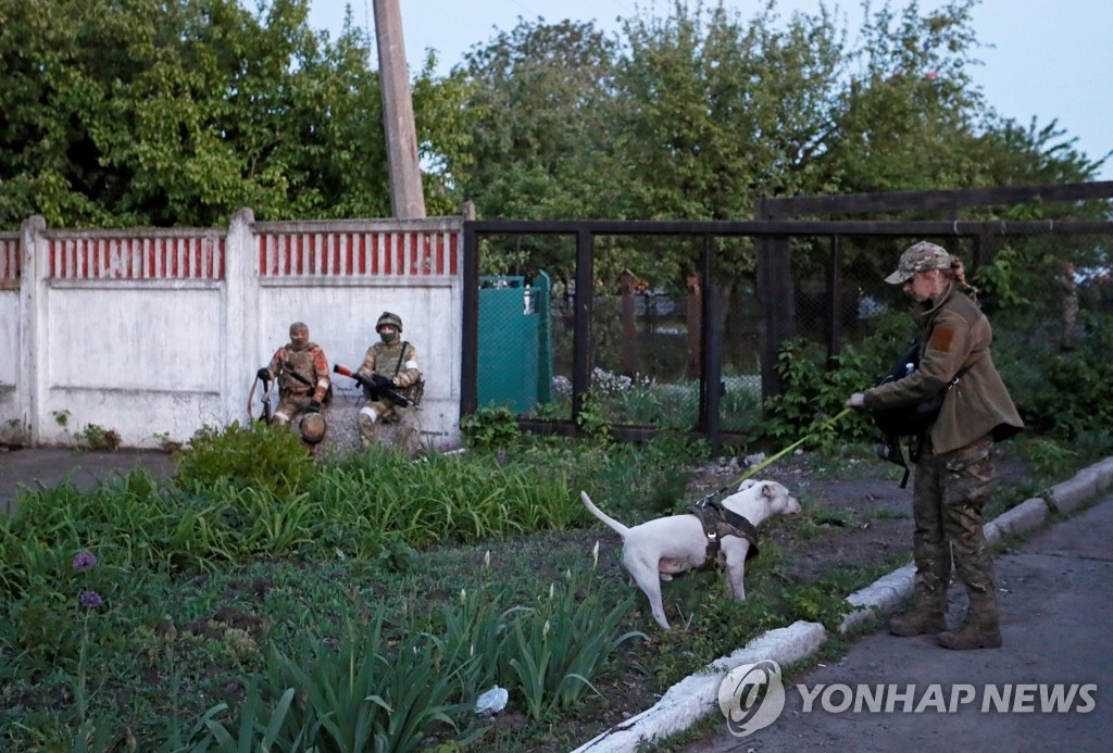 수용시설 내부 산책하는 우크라이나 투항병
