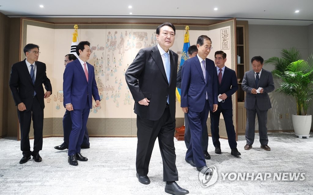 환담장 향하는 윤석열 대통령과 한덕수 국무총리