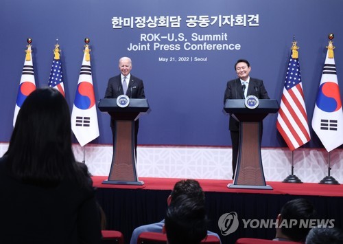 워싱턴포스트 기자 질문에 미소짓는 윤석열 대통령