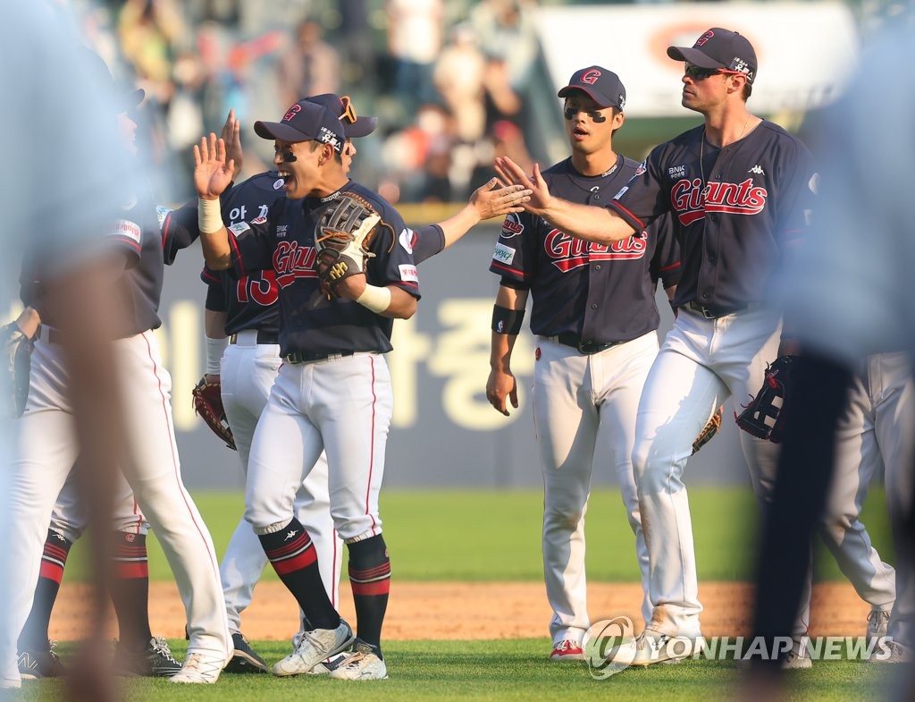 역전승 자축하는 롯데