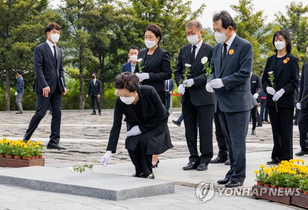 헌화하는 권양숙 여사