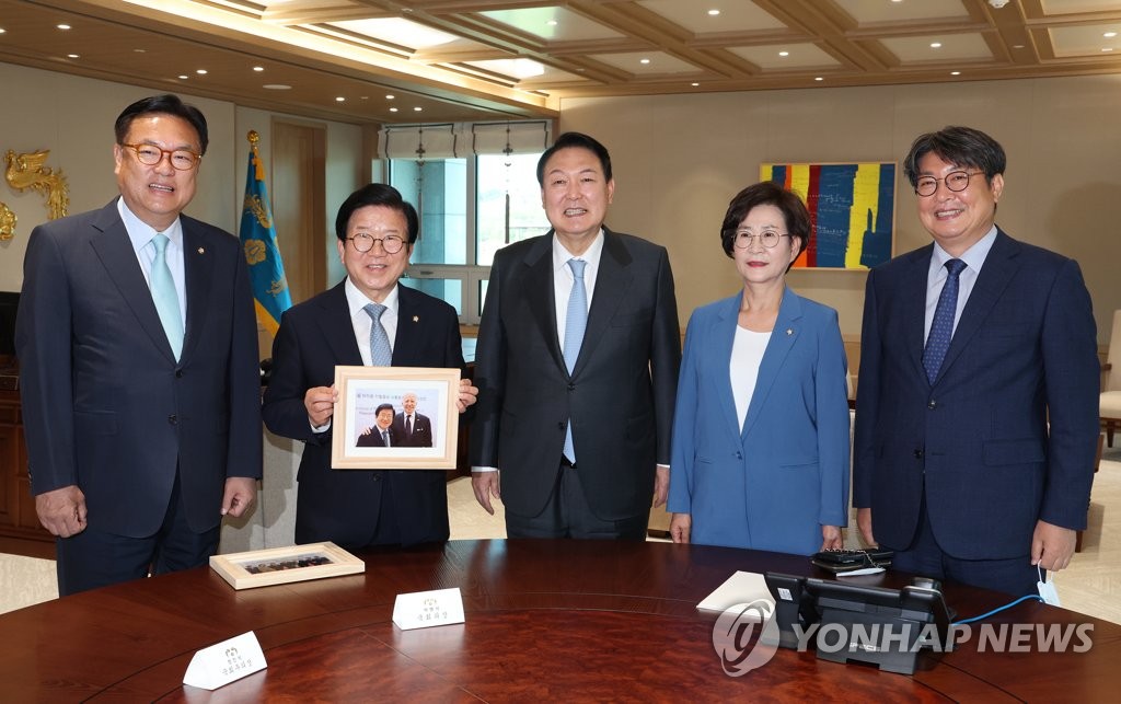 윤석열 대통령, 박병석 국회의장에 바이든 미 대통령 환영만찬 기념사진 선물
