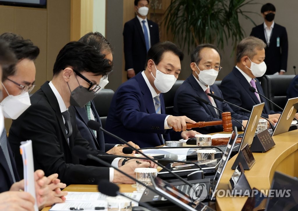 President Yoon Suk-yeol (3rd from R) bangs the gavel to open a Cabinet meeting at the government complex in Sejong, central South Korea, on May 26, 2022. (Yonhap)