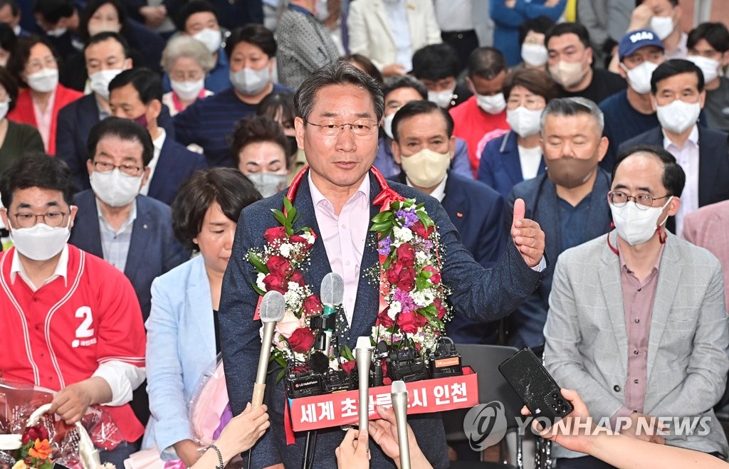 방송사 인터뷰하는 유정복 인천시장 후보