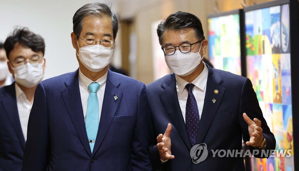 한덕수 국무총리 '장상윤 교육부 차관과 대화하며'