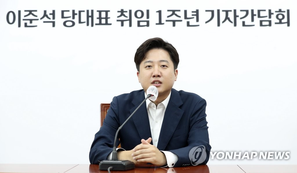 당대표 취임 1주년 기자간담회에서 발언하는 이준석 대표
