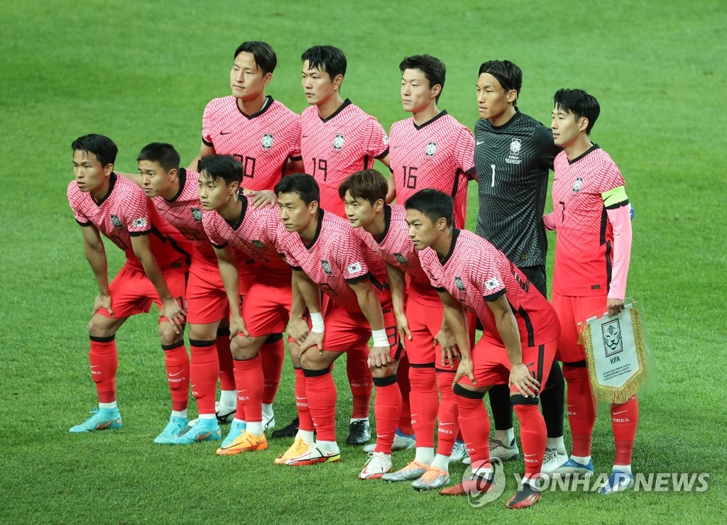 In this file photo from June 14, 2022, members of the South Korean starting lineup pose for a photo before a friendly match against Egypt at Seoul World Cup Stadium in Seoul. (Yonhap)