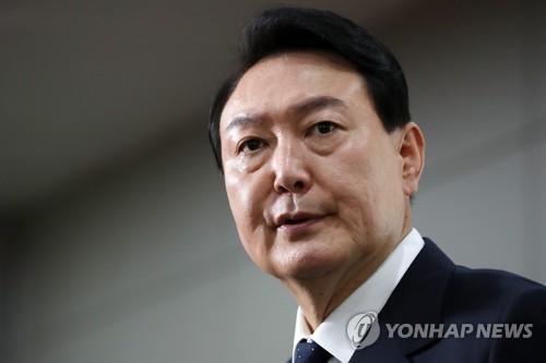 기자들과 질의응답하는 윤석열 대통령