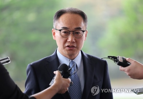 질문에 답하는 이원석 대검 차장