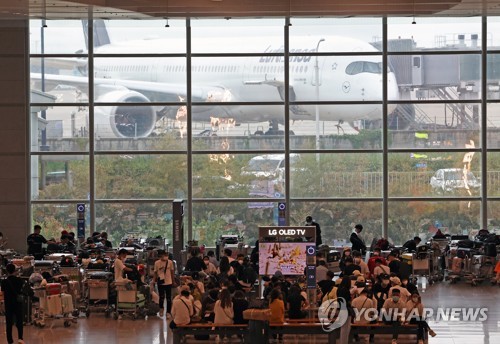 해외 입국자로 붐비는 인천공항
