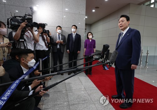 출근길 취재진 질문에 답하는 윤 대통령