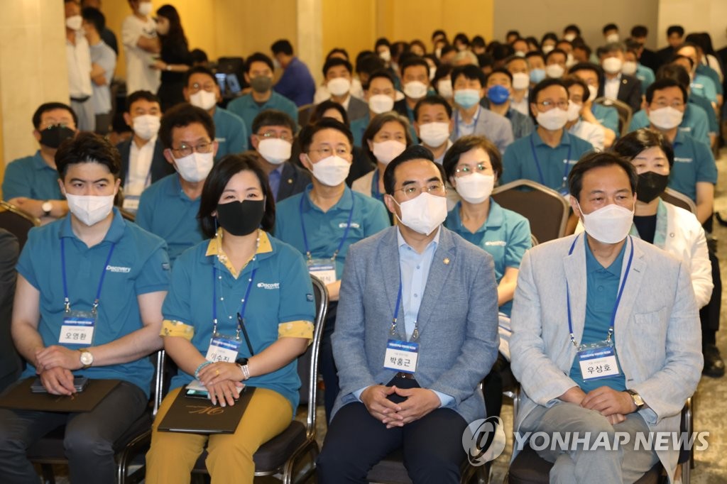 조승래 전략기획위원장의 발언 듣는 민주당 지도부와 의원들