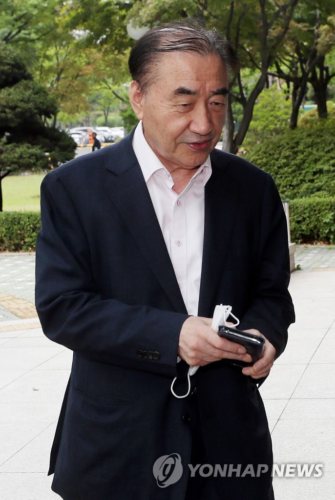 '불법 토지거래 혐의' 법원 출석하는 이상수 전 장관