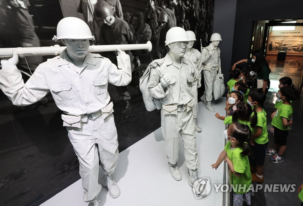 유엔군 초전기념관 관람하는 어린이들